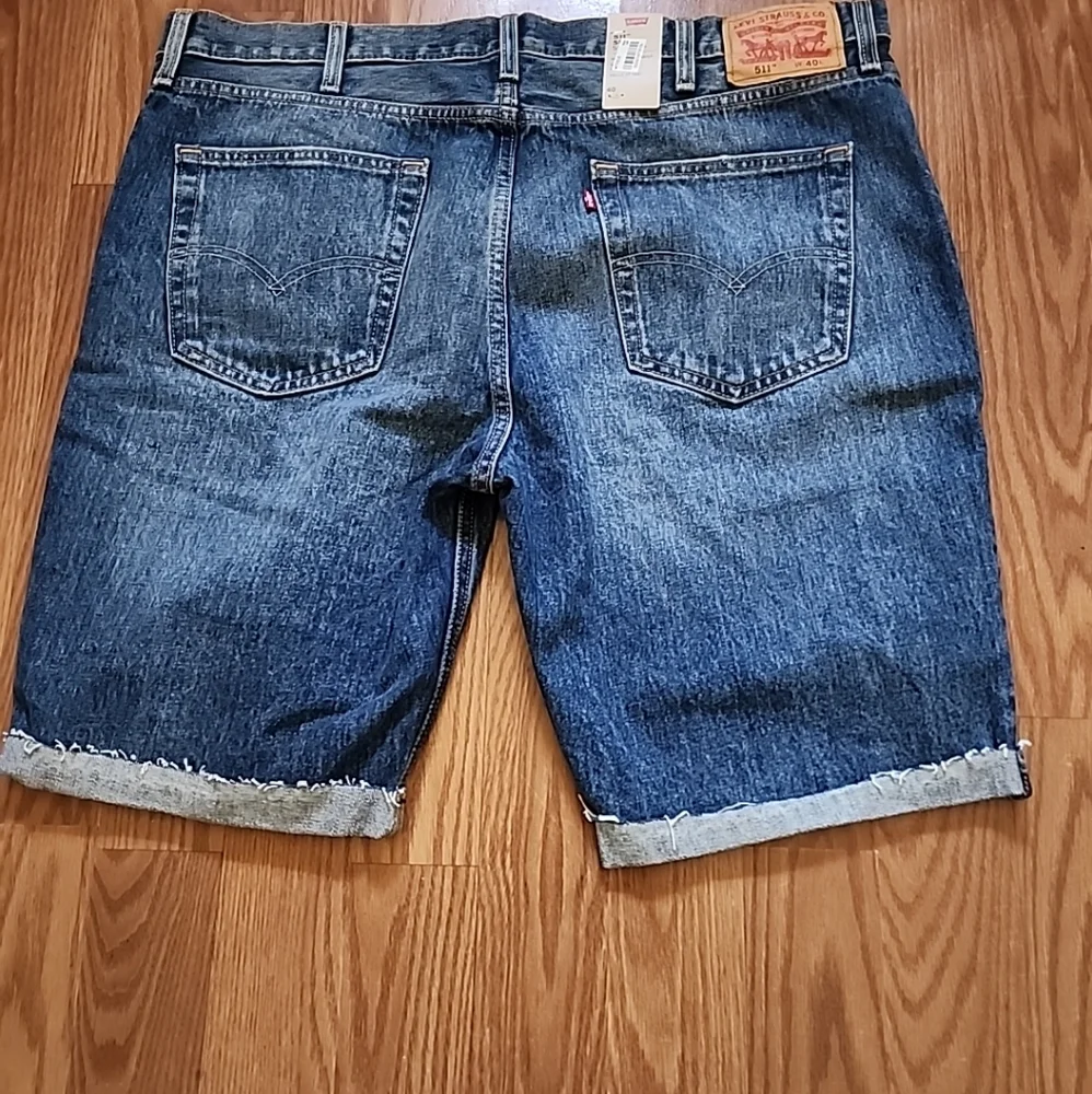 NWT Levi's 511 fall at knee shorts size 40 distressed‎